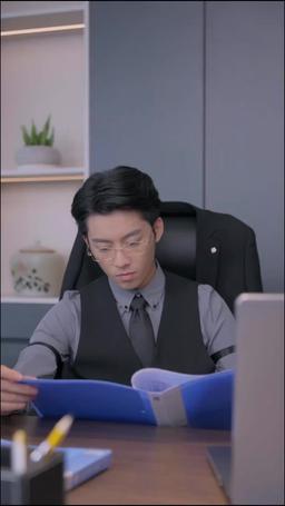 網戀奔現後被總裁掐腰寵 episode 5