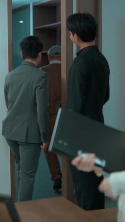 Derrière l'Uniforme : L'Homme Invincible episode 43