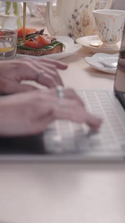 Bésame 99 Veces al Día episode 1