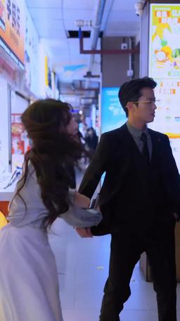 網戀奔現後被總裁掐腰寵 episode 11