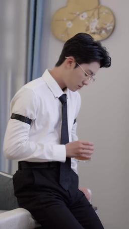 網戀奔現後被總裁掐腰寵 episode 43