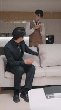 破產後我成了死對頭的秘書 episode 36