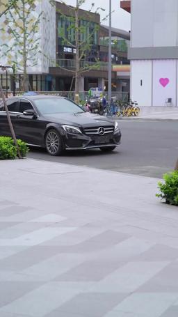 網戀奔現後被總裁掐腰寵 episode 52