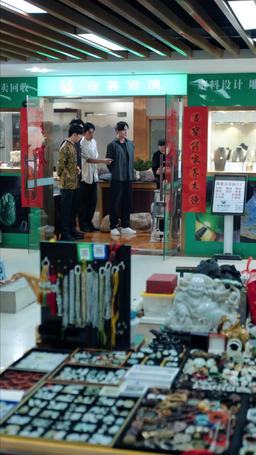 Dewa Bangkrut yang Menikahi Istri Bisu episode 9