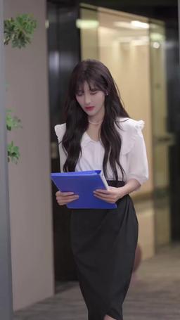 網戀奔現後被總裁掐腰寵 episode 45