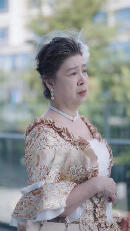 Yeni Stajyer CEO'nun Şımarık Karısı episode 5