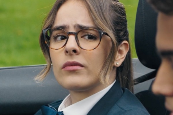 Mariana Motta como Emma Ramírez en Sirviendo a mi rival