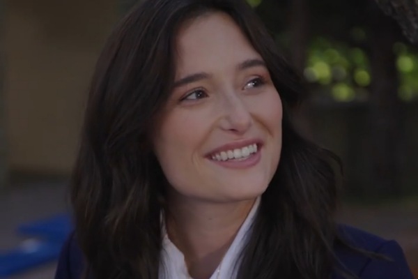 Protagonista principal Lana Holloway como Robin Gonzalez