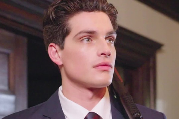 el chico mas guapo de la escuela es mi hermanastro
