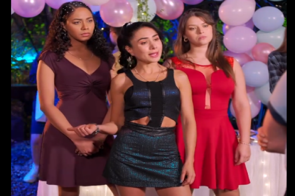 dos chicas una corona reparto