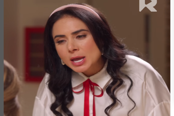 dos chicas una corona netflix