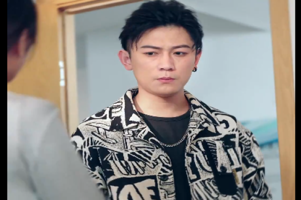 Actor Renacer en sus brazos trillizos con el tio de mi ex serie corta