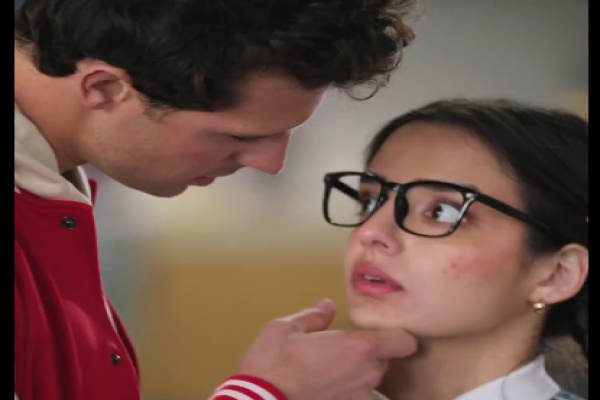 Un trato con el capitán del hockey completa final