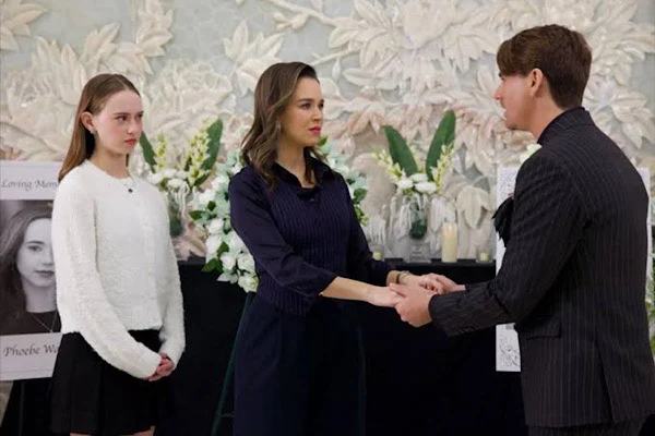 Claire Watts y Phoebe Watts en La Heredera Fue Intercambiada al Nacer