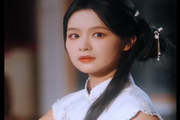 revelar alzar y reinar actriz