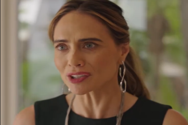 El regreso de la hija desterrada final actores