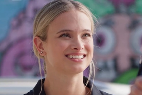 Para Salvar a Su Hija Pide Matrimonio en Público sub español