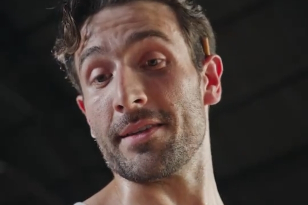 de traficante internacional de armas a papá de tiempo completo elenco