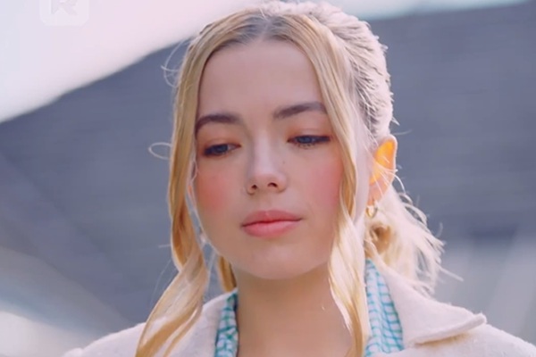 Atrapada en los Brazos Del Rey de La Mafia Elenco