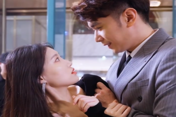 Envuelta en sus Brazos introducción