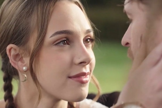 Scarlett Russel y Sean Bathory Actores