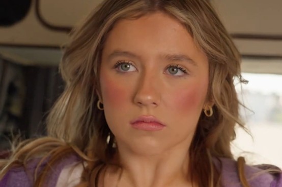 besada por garras y colmillos actores