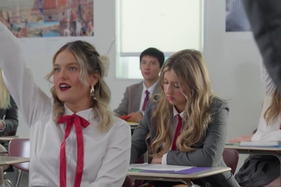 besada por garras y colmillos elenco