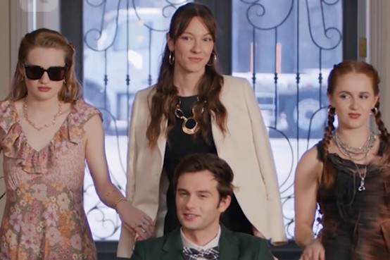 Su hermano perdido en el espacio en español