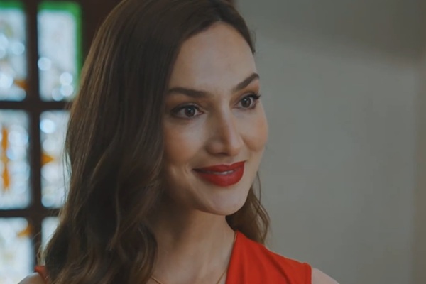 Eliana Diosa en Atada al Honor Elenco