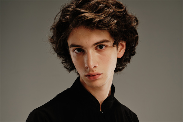 Mark Eydelshteyn as Ivan