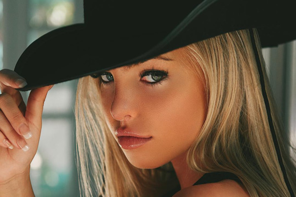 Emma Kotos As Isabella