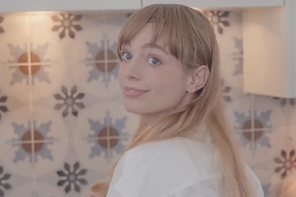 aku jatuh cinta pada sahabat ayahku