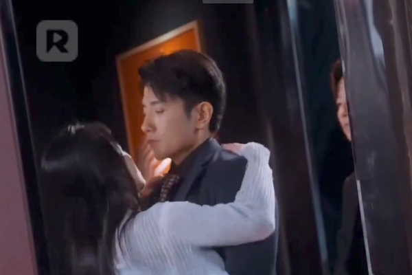 Love lights the night plot