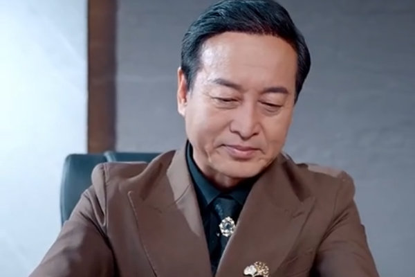 Real vs. Fake Heiress Actor