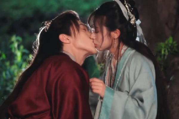 Sasha Tyler And Ezra Burns Chemistry