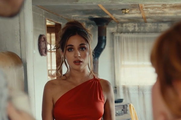 As her fiancé chose her best friend Amelia, Chloe was saved by Enzo, the dangerous mafia boss who married her. Three years later, now pregnant, Chloe realized Enzo was the one who orchestrated everything for Amelia as she set out to escape her mafia hubby's clutches with his rival Owen.