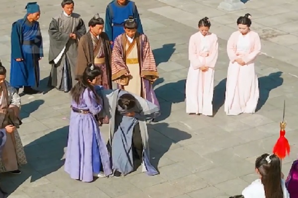 lance trahie vérité masquée en anglais
