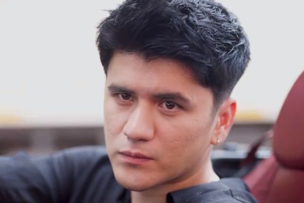 isteri cantik teman tahun baru reelshort	
