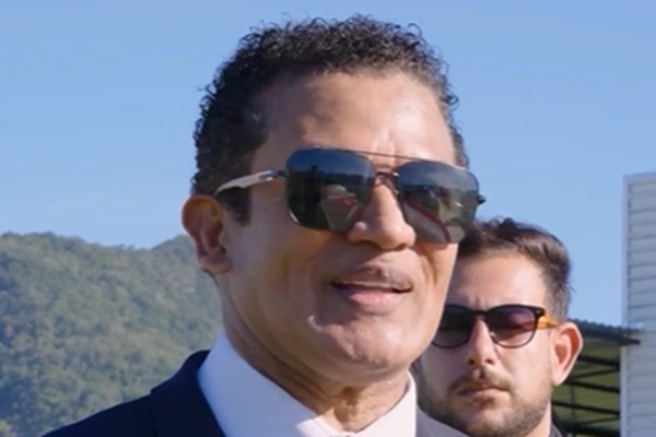 Com Licença o Big Boss Sou Eu filme