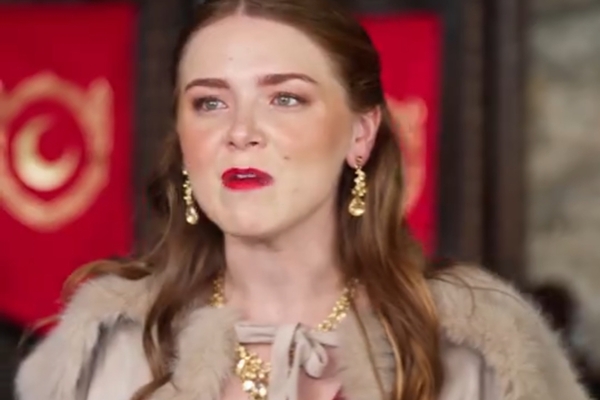 Rainha Alfa Traída Ressurge das Cinzas atriz