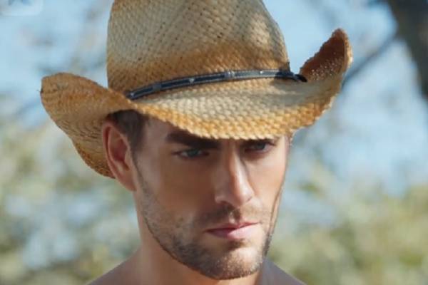 Apaixonada por um fazendeiro e pai solteiro Elenco Rhett Callahan