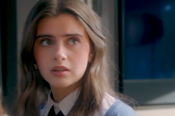 Isabelle Cowley como Abbi Moore