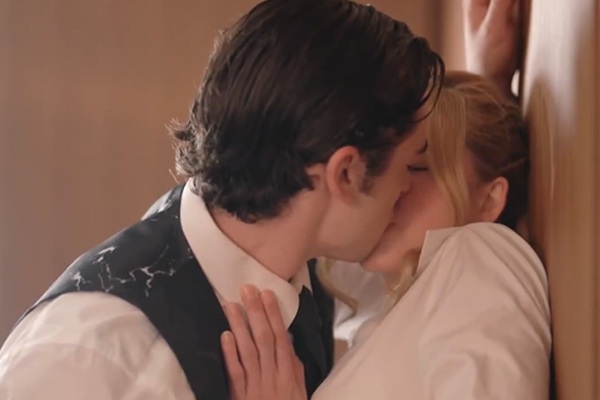 Ver Presa nos Braços do Rei da Máfia