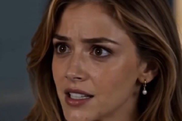 Ruby Hiller reage surpresa durante uma conversa