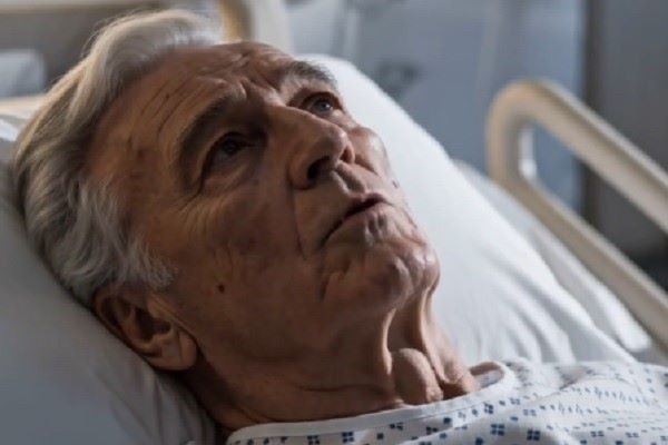 Steven Parrish observa Elijah em seu leito de hospital