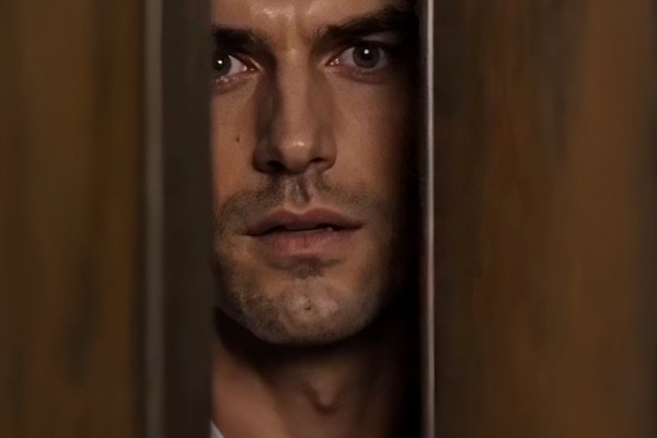 Elijah Baran observa pela fresta de uma porta