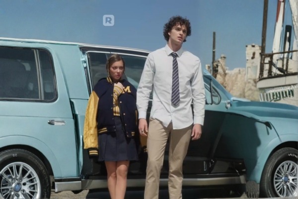 Miles Palmer e Tessa Lane ficam juntos ao lado de um carro.