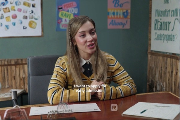 Tessa Lane conversa com uma funcionária na sala da escola.