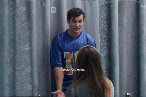 Jason Coleman conversa com Tessa Lane dentro de casa.