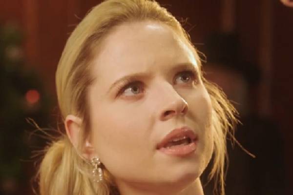 Găsind un soț miliardar fără adăpost de Crăciun reelshort